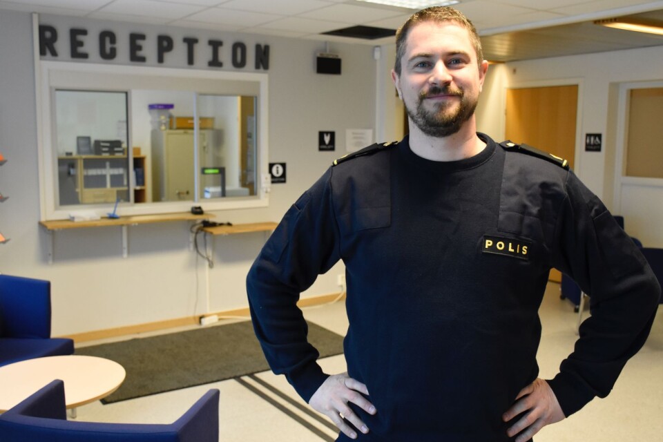 Polisassistens Per Petersson stod i receptionen på polisstationen i Ronneby under öppningsdagen. Han och hans kollegor kommer att turas om att bemanna receptionen.
