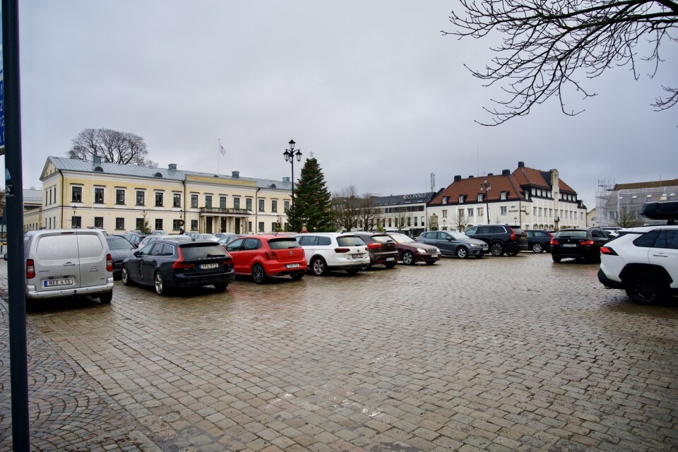 Flera bilar står parkerade på Stortorget under vardagar.
