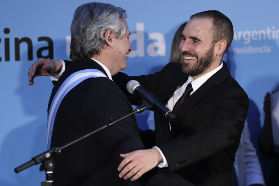Argentinas nyvalde president Alberto Fernandez (till vänster) och hans finansminister Martin Guzman (till höger).