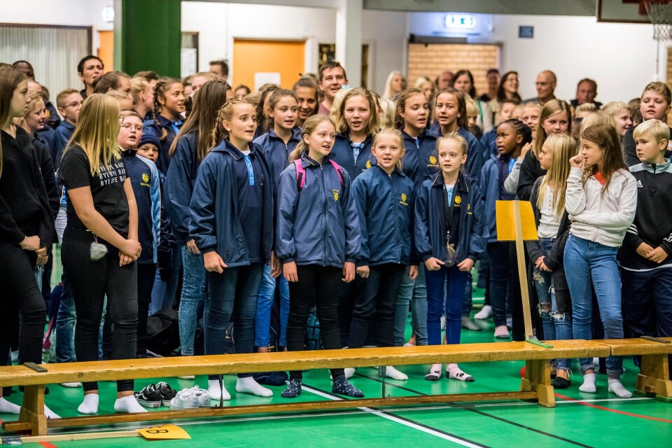 Just nu är elever från privatskolan Anton van Wouw på besök i Karlskrona. Här sjunger de Sydafrikas nationalsång under invigningen på Rödebyskolan.