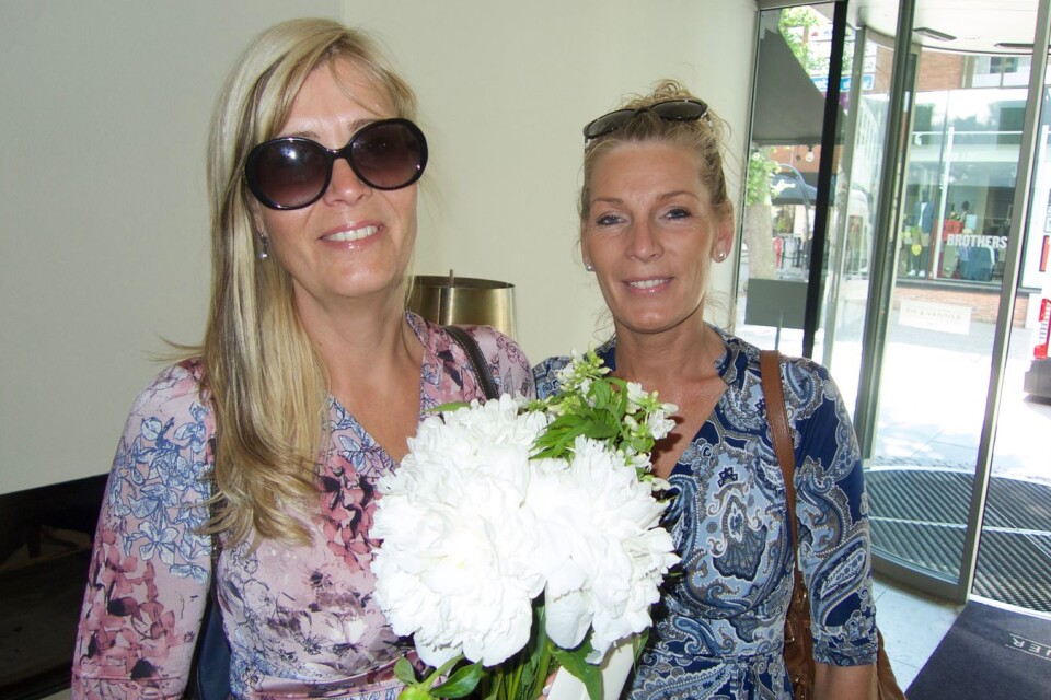 Marie Jadner och Elisabeth Ström uppvaktade med blommor vid presentationen.