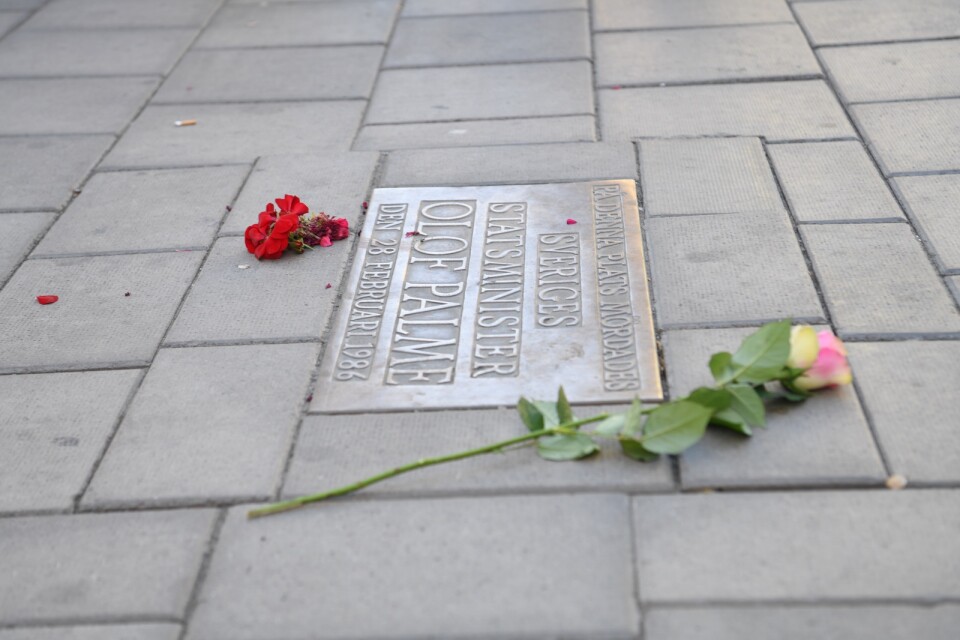 Rosor vid platsen där statsminister Olof Palme mördades på Sveavägen.