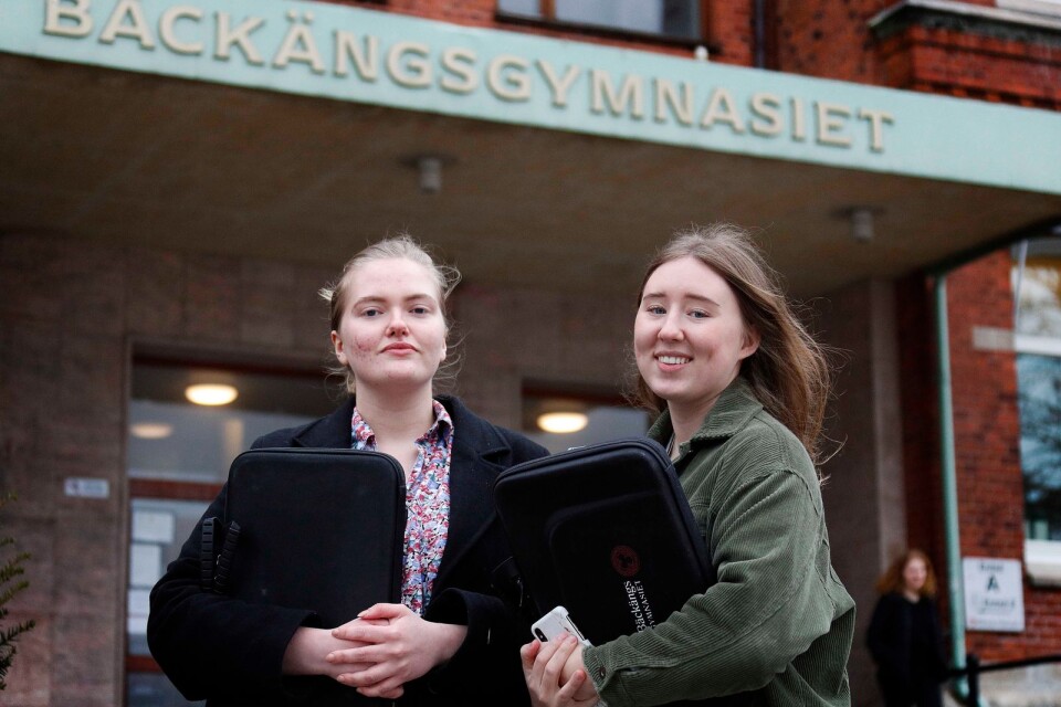 Magdalena Hautala och Ella Uddgren är två av dem elever som drabbades av stängningen.