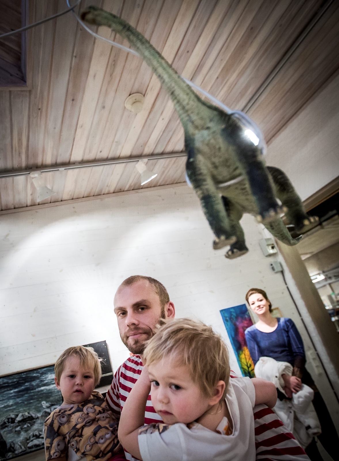Frode Thorsén (med barnen Stina och Johanna) hoppas att dinosauriemobilen ska locka många röster i tävlingen om Publikens pris.