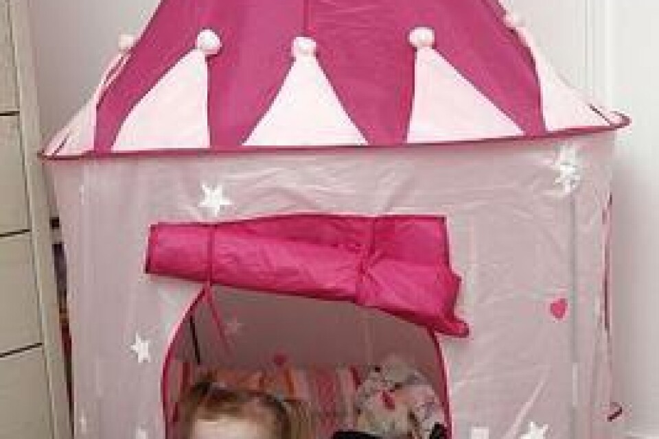 En myshörna där man kan krypa undan uppskattas av alla barn. Pernillas dotter Olivia har ett rosa tält där hon gärna sitter och läser. Bild: Claes Nyberg