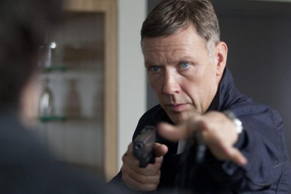 Mikael Persbrandt spelar Jan Guillous agent igen i Hamilton 2 ? men inte om det gäller din dotter.
