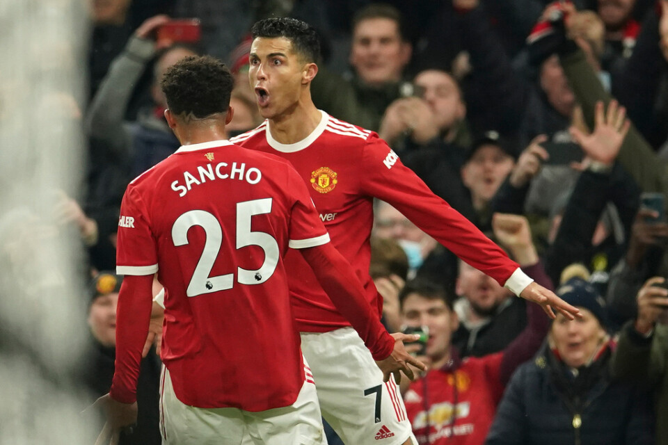Manchester Uniteds Cristiano Ronaldo, till höger, firar med Jadon Sancho.