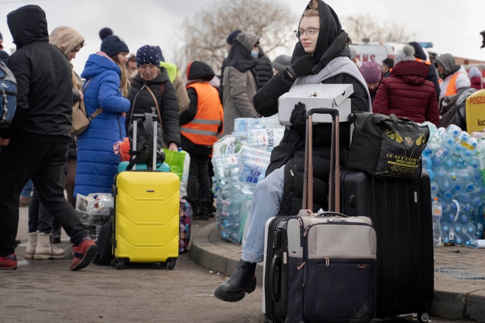 Christina (endast förnamn) kommer från ”det där landet” (Ryssland) och lämnade Kiev redan på torsdagen och kom först under måndagen den 28 februari fram till polska gränsen, där hon väntar med sin kanin i famnen. Flyktingar från kriget i Ukraina korsade på måndagen gränsen till Polen vid gränsövergången Medyka i södra Polen.
Foto Ola Torkelsson / TT / Kod 75777
