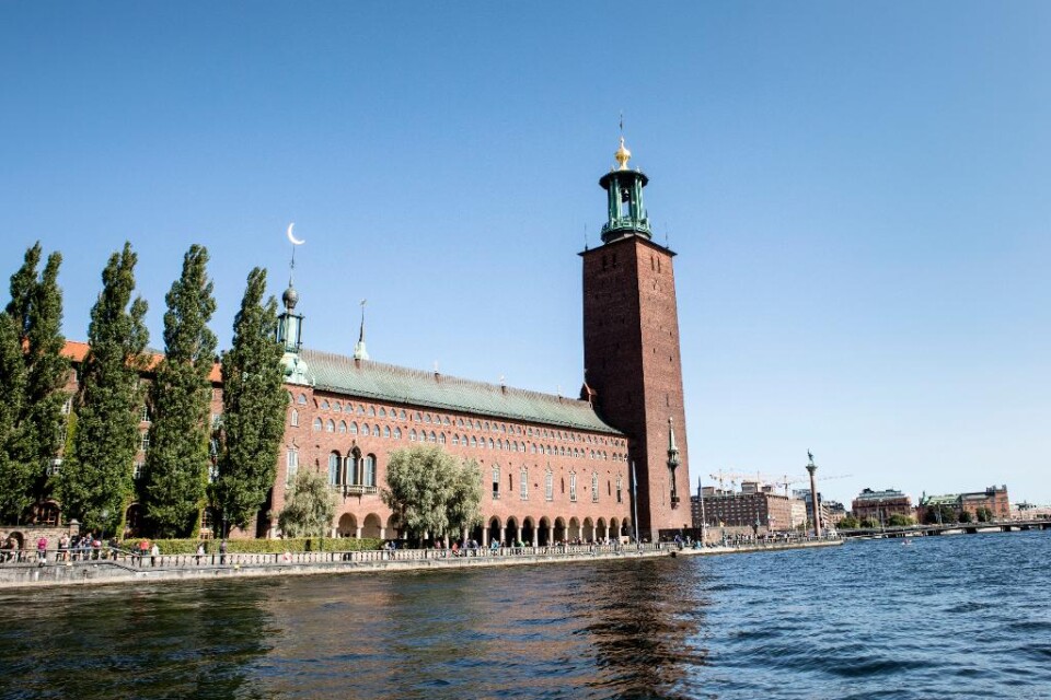 Sommaren har kommit till Stockholm - i alla fall enligt meteorologerna - och det extremt tidigt. Bara tre gånger under de senaste 215 åren har SMHI:s mätstation på Observatoriekullen registrerat en dygnsmedeltemperatur på minst tio grader fem dygn i strä