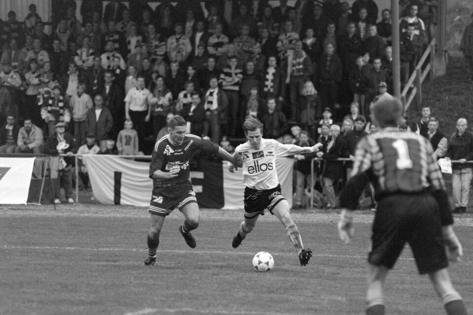 Christer Mattiasson med bollen på Vistavallen i Ulricehamn 15 oktober 1995. Elfsborg vann över Skövde med 3–2.