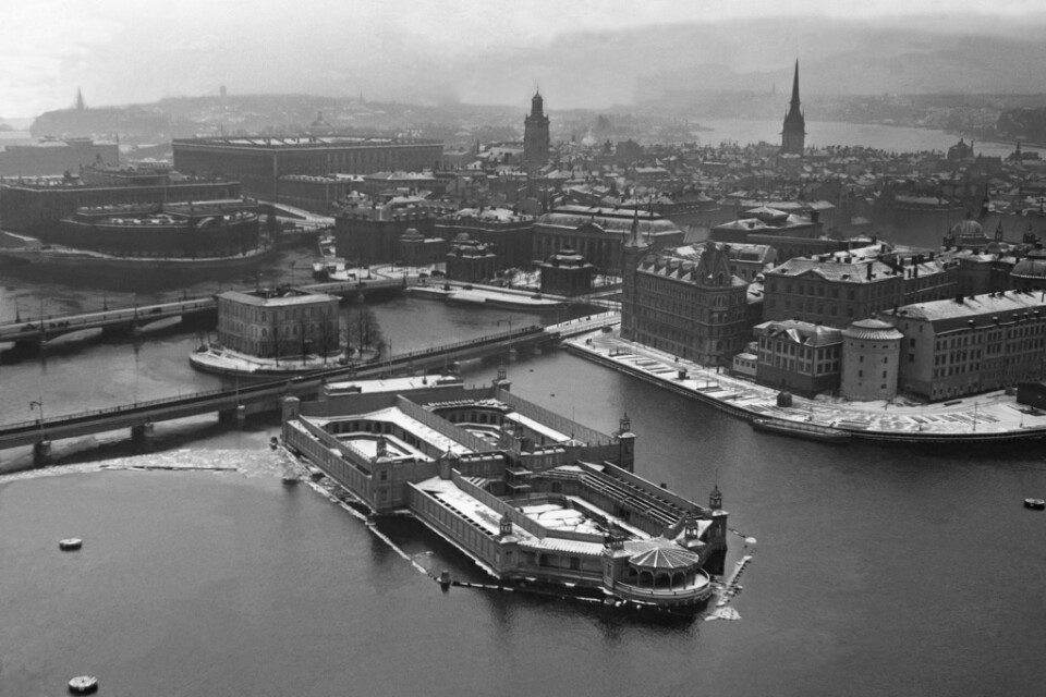 Det flytande kallbadhuset Strömbadet fotograferat från Stadshustornet i början på 1930-talet.