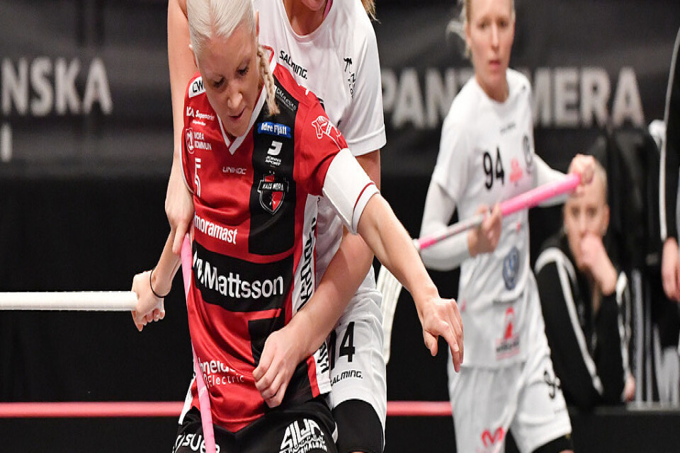 Kais Moras Anna Wijk, i rött, och Täbys Moa Tschöp är glada över att de bästa svenska innebandylagen fortsatt finns i en och samma liga den här säsongen. Arkivbild.