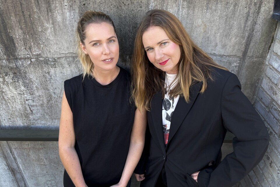 Victoria Larm till höger, gästar Marie Magnusson i podcasten ”Bokstavligt talat”.