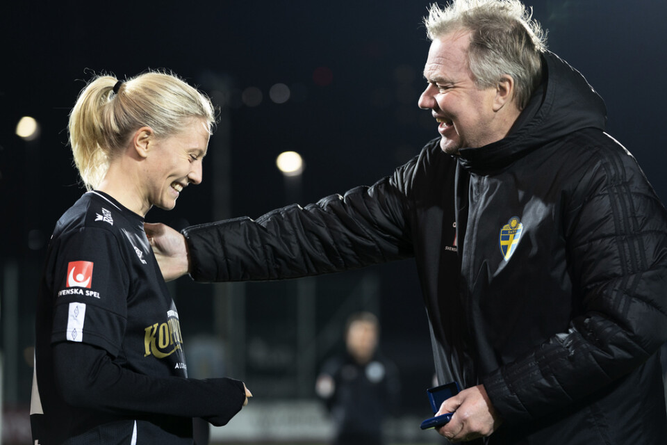 Karl-Erik Nilsson gratulerar Rebecka Blomqvist till SM-guldet efter att hennes Göteborg säkrat den allsvenska förstaplatsen. Arkivbild.