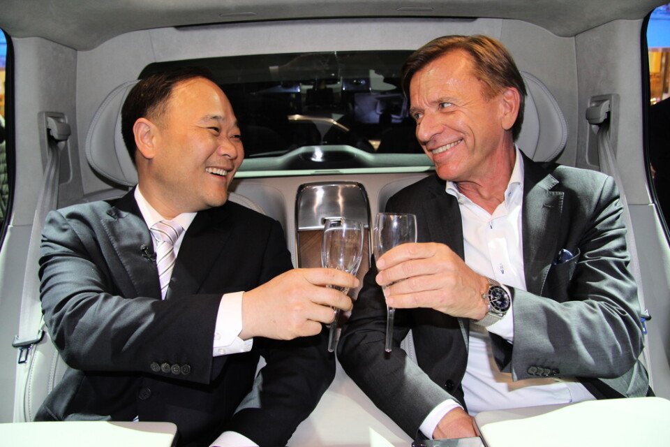 Oskattad champagne? Volvos styrelseordförande Li Shufu och vd Håkan Samuelsson. Arkivbild.