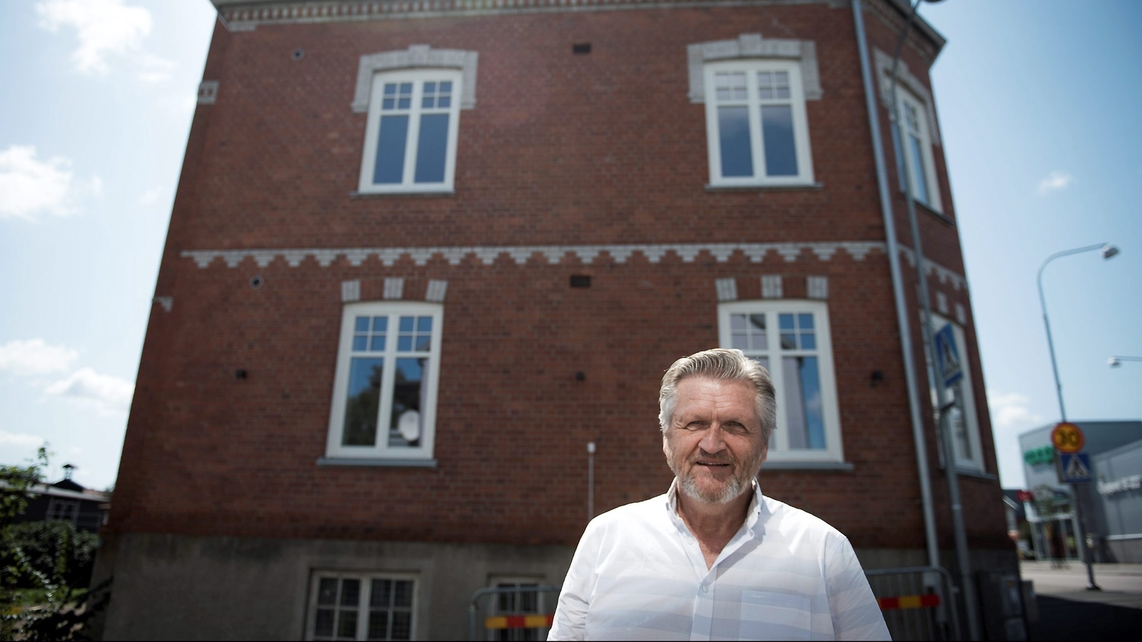 Hans-Gösta Hansson framför ett av husen som han varit med och planerat för renovering.
