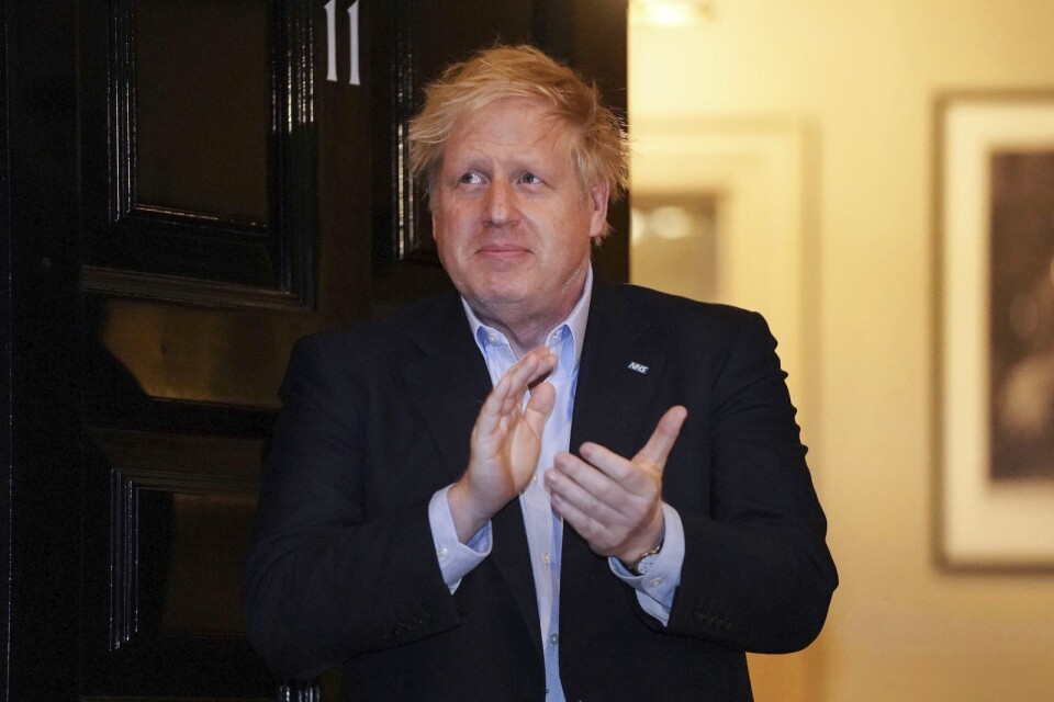 Boris Johnson är sjuk i covid-19. Här vid sin bostad i torsdags.