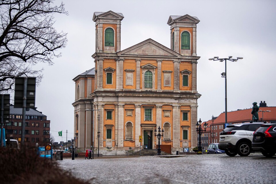 Kyrkan mitt i byn. Intolerans och negativism inom kyrkan har förbytts till en kraft som arbetar mot det reaktionära, skriver Kurt Karlsson. Bild på Fredrikskyrkan i Karlskrona.