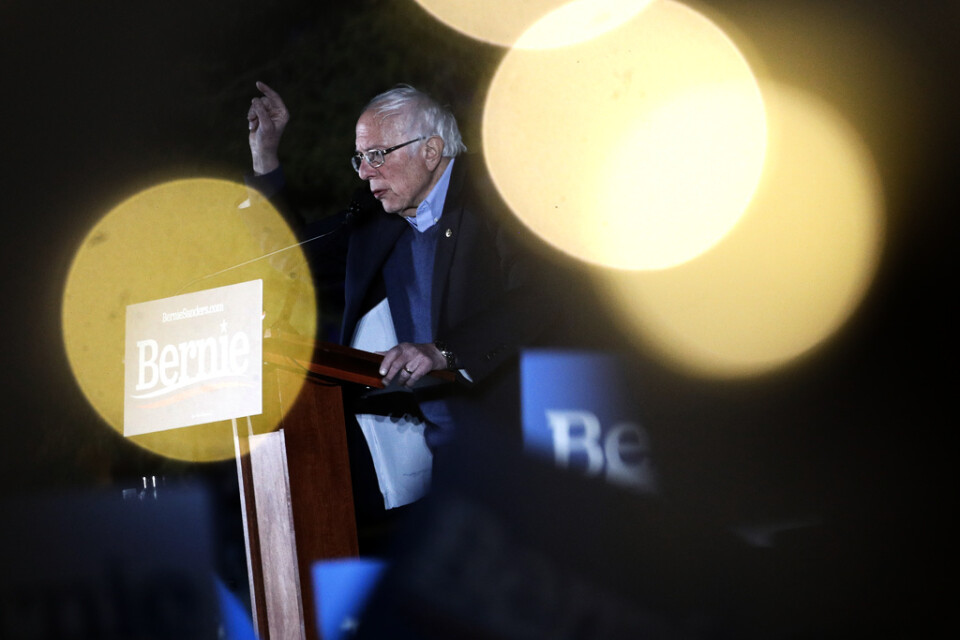 Vermontsenatorn Bernie Sanders har seglat upp i topp i opinionsmätningarna inför nomineringsmötet i Nevada.