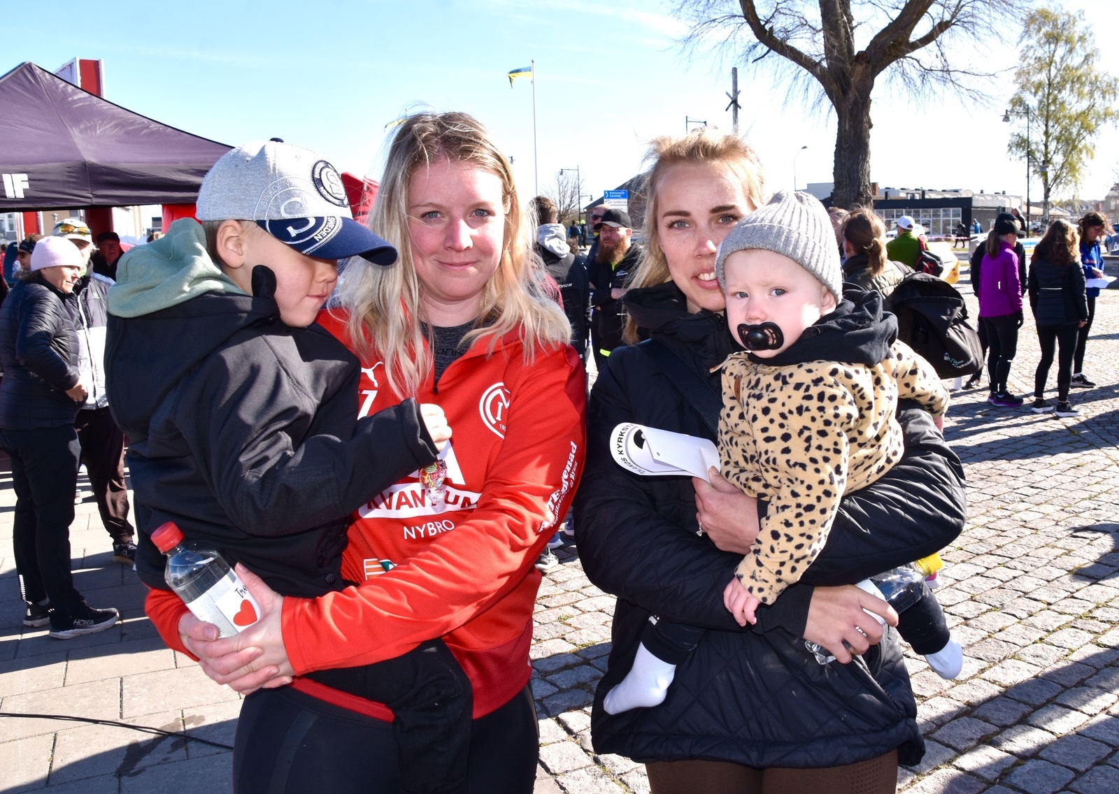 Frida Lagerqvist och Elin Trygvesson med barnen Seth och Ian.