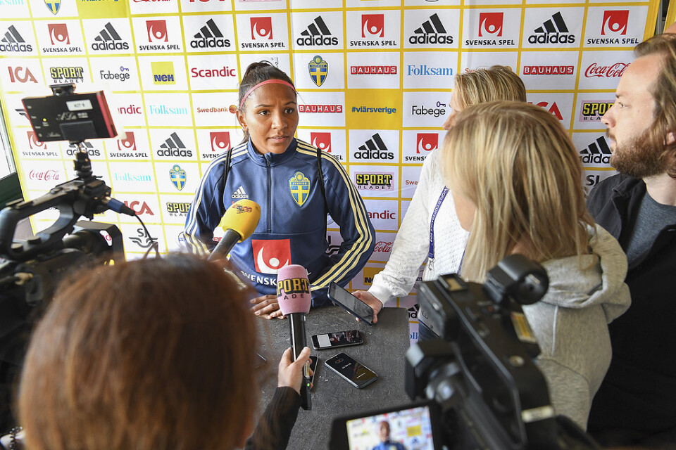 Mästerskapsdebutanten Madelen Janogy intervjuas efter fotbollslandslagets träning i Guichen strax utanför Rennes inför VM. Sveriges första match spelas mot Chile på tisdag.