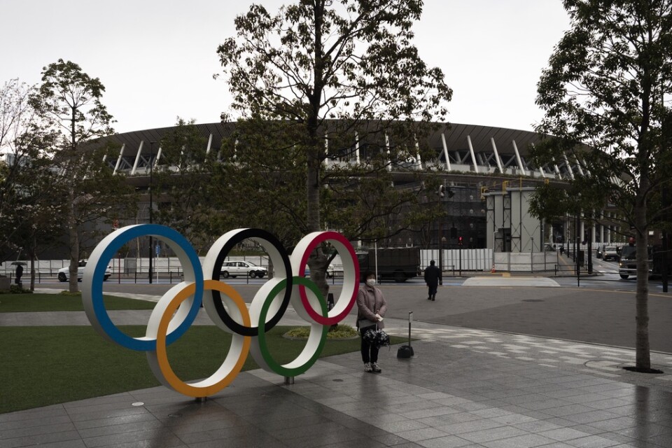 De olympiska ringarna står klara utanför olympiastadion i Tokyo.