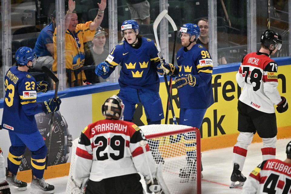 Sveriges Leo Carlsson jublar efter att han blivit Tre Kronors yngsta VM-målskytt någonsin.