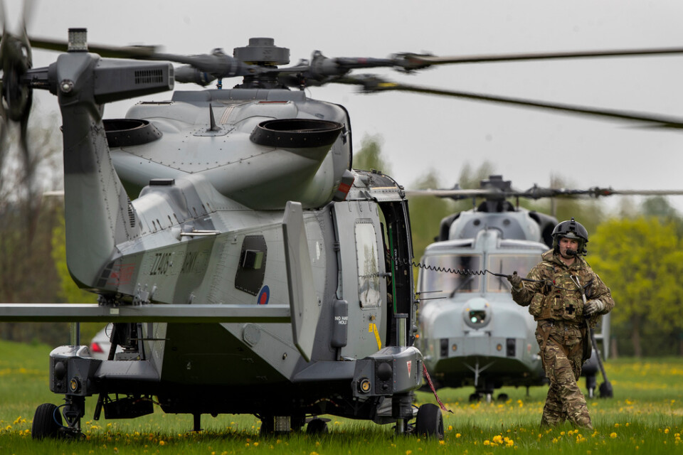 En brittisk militärhelikopter i den pågående Natoövningen Flaming Sword 2022.