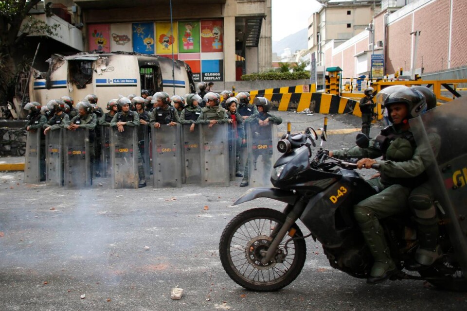 Säkerhetsstyrkor vid generalstrejken i Venezuela. Foto: Ariana Cubillos/AP/TT Foto: Ariana Cubillos