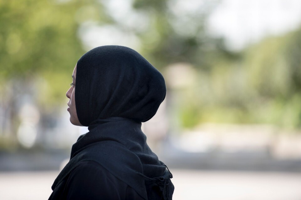 Göran Peterson anser att hijab är ett uttryck för förtryck och stödjer moderaternas förslag om att utreda ett slöjförbud i skolorna.