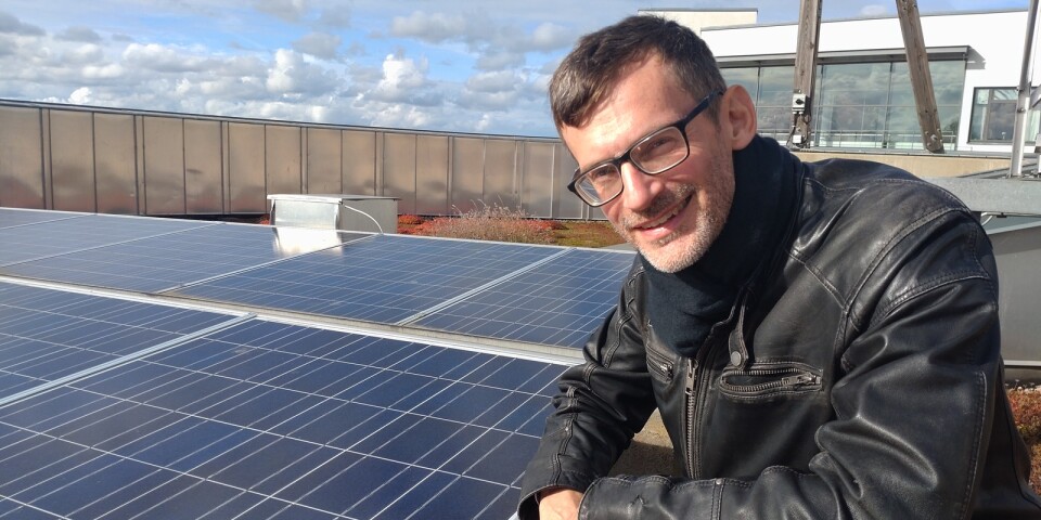 På BTH lever man som man lär. Hållbarhetsforskaren Henrik Ny visar solcellerna som  är anlagda på högskolans tak.