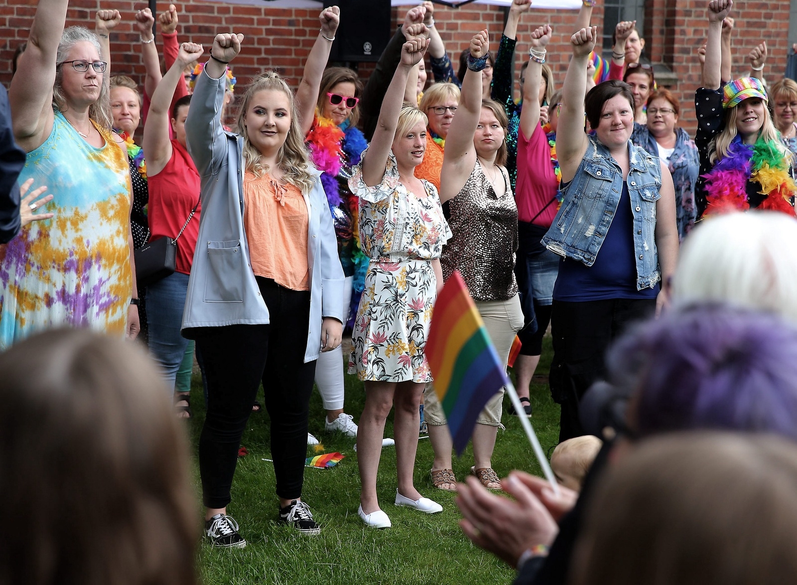 Svenska Kyrkans Pridepromenad, i Hässleholm. Foto: Stefan Sandström