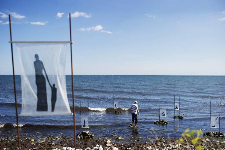 ”Återkomsten” kallar Harry Moberg sin installation: Tidigare har den stått i hans trädgård och ställs nu för första gången ut i havet. Mats Rosander ser till att verket är väl förankrat i havet.