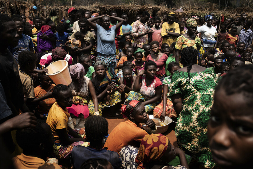 Människor som flytt det uppblossade våldet i staden Bangassou väntar på matdistributioner. Bild från 2021.