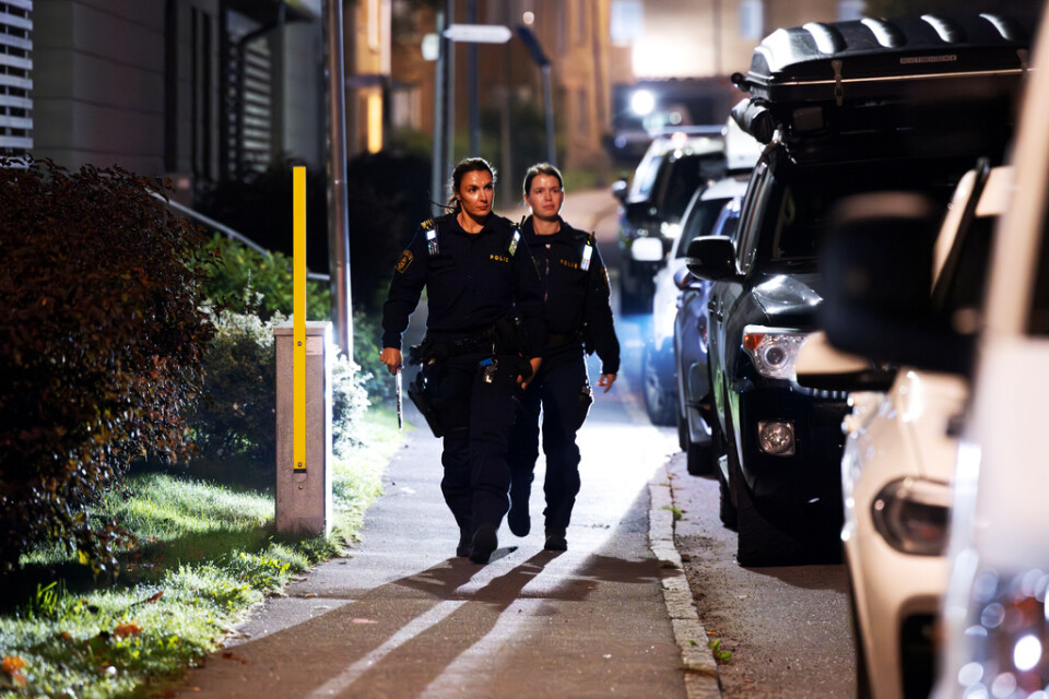 Fyra personer har gripits efter att en man skjutits till döds och en annan person skadats i Jordbro söder om Stockholm natten mot torsdag.