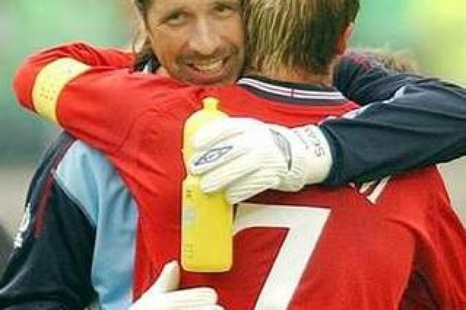 Kom i min famn. David Seaman kramar om David Beckham efter Englands avancemang till åttondelsfinal. Bild: