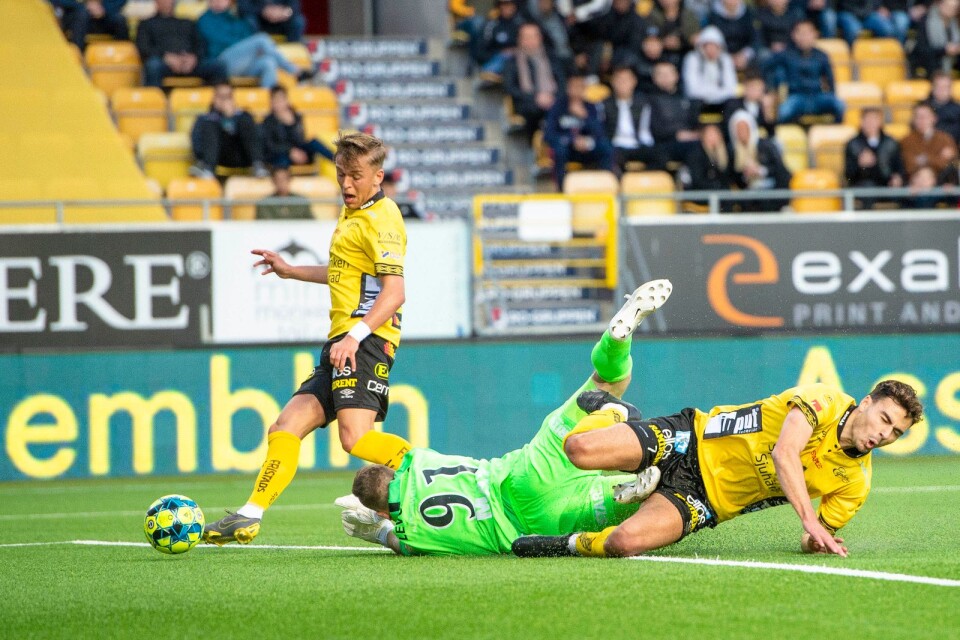 Deniz Hümmet och AFC-målvakten Ihor Levchenko missar. Det gör inte Jesper Karlsson, utan Falkenbergsproduktens sätter sitt första allsvenska mål för Elfsborg.