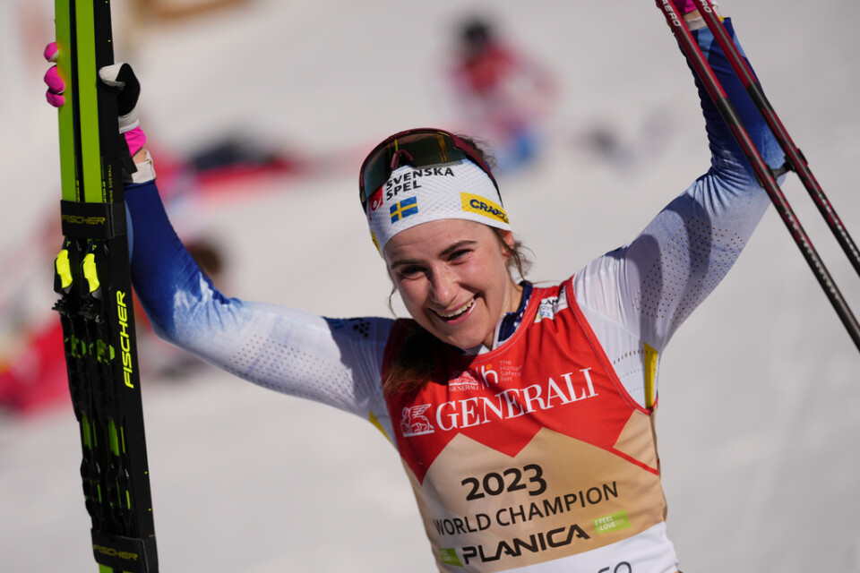 Ebba Andersson, som här firar VM-guldet på 30 km, vann även SM på samma distans. Arkivbild.