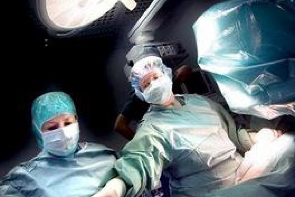 Operationssköterskan Ann-Christine Svensson assisterar Katarina von Rosen när elektroden ska läggas in.Bilder: LASSE OTTOSSON
