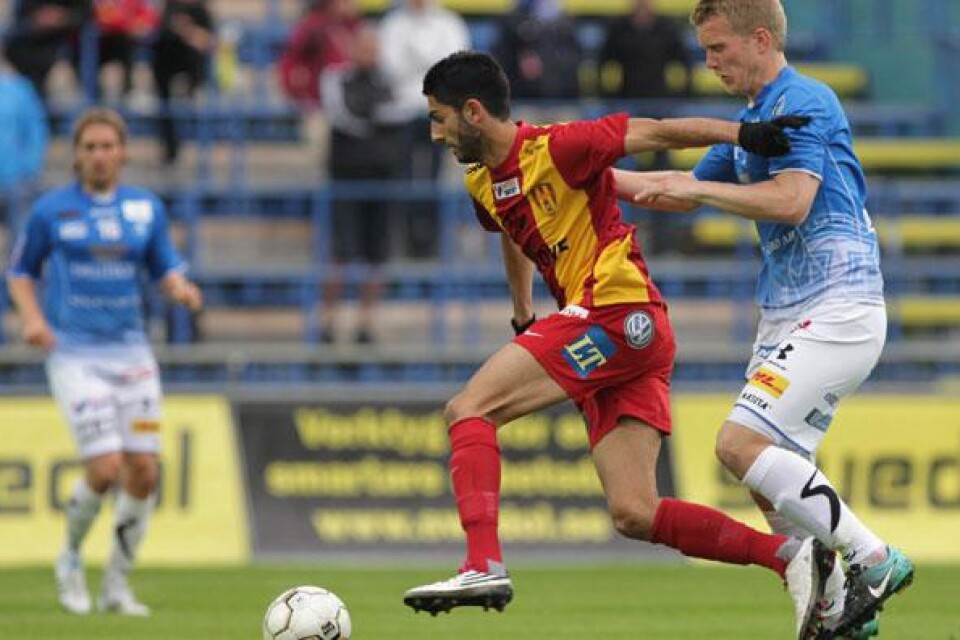 Syrianskas Isa Demir mot TFF:s Joakim Nilsson under torsdagens allsvenska fotbollsmatch mellan Trelleborgs FF och Syrianska FC på Vångavallen.