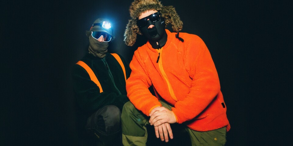 Duon har gjort sig kända för att vara anonyma och bär alltid snöskotermasker och skidglasögon när de uppträder och blir intervjuade.