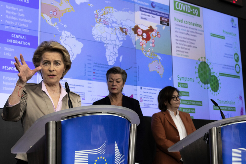 Ordförande Ursula von der Leyen (till vänster) berättar om EU-kommissionens agerande kring coronaviruset tillsammans med inrikeskommissionären Ylva Johansson (mitten) och transportansvariga Adina-Ioana Valean (till höger).