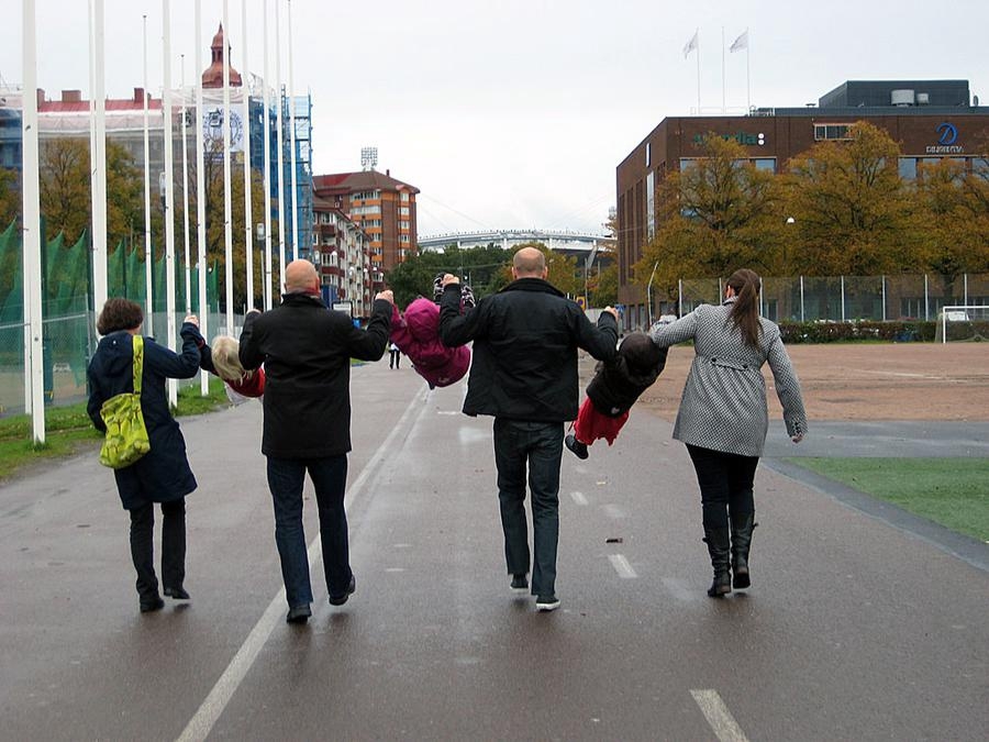 Påväg mot Ullevi i ett höstgrått Göteborg. En del får gå medan andra flyger! Det som flyger heter Agnes, Ebba och Agnes och bor i Bollebygd. Foto: Marie Nilsson