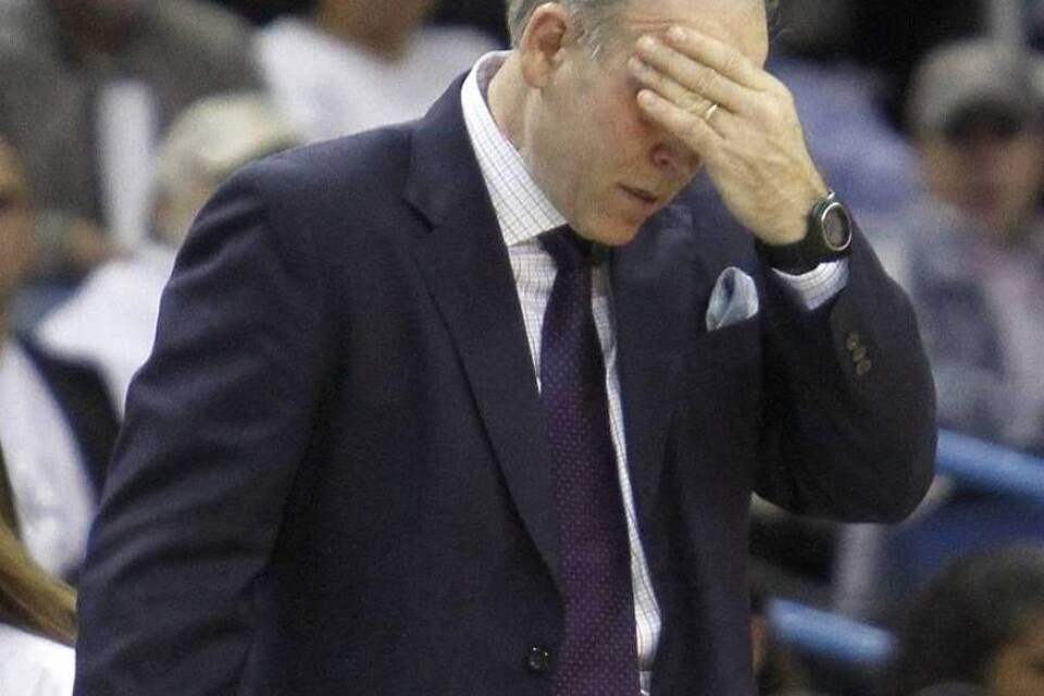 Detroit Pistons coach John Kuester reagerar under nattens match mot New Orleans.