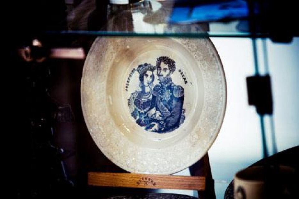 Oscar I och hans fru Josephine gifte sig 1823. Tallriken är en av samlingens äldsta föremål.