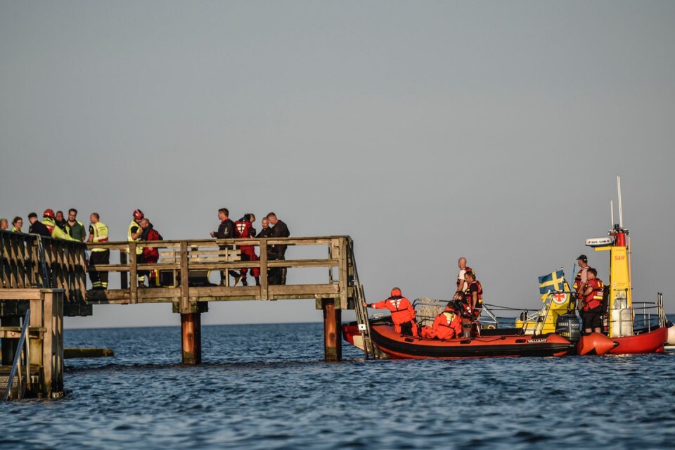 En flytbrygga välte vid Åhusbryggan. Dykare från Malmö hjälpte räddningstjänsten leta efter personer som kunde vara kvar i vattnet.