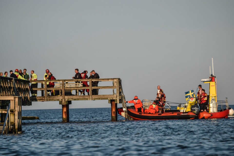 The floating dock was overcrowded with people, it capsized. There was a risk that people may have been injured. Divers from Malmö searched the waters for a couple of hours.