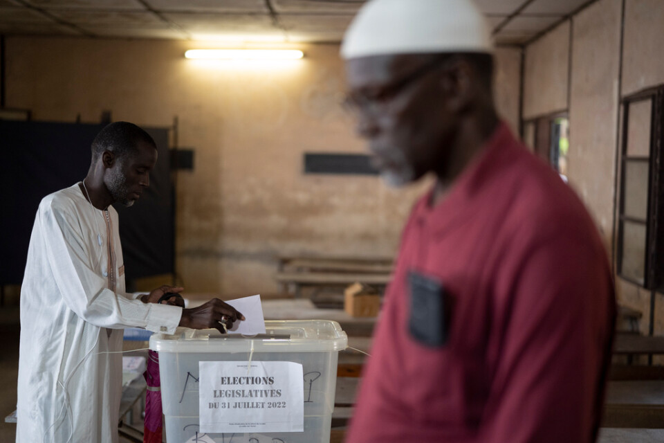 En man röstar i Dakar, Senegal, i söndags. Landets parlamentsval ses som ett test för oppositionspartierna inför presidentvalet 2024, då president Macky Sall kan försöka bli omvald en tredje gång.