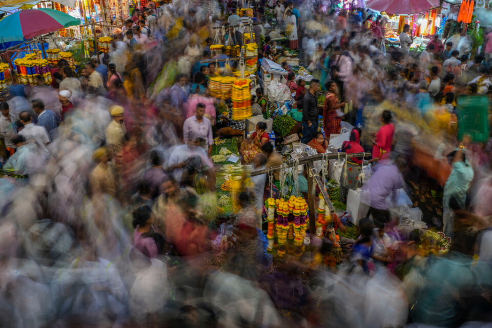 Folkmassor vid en marknad i indiska Bombay. Arkivbild.