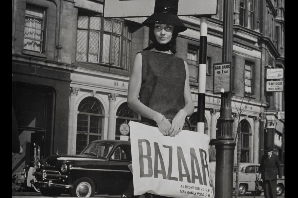 En modell håller en Bazaar-väska.